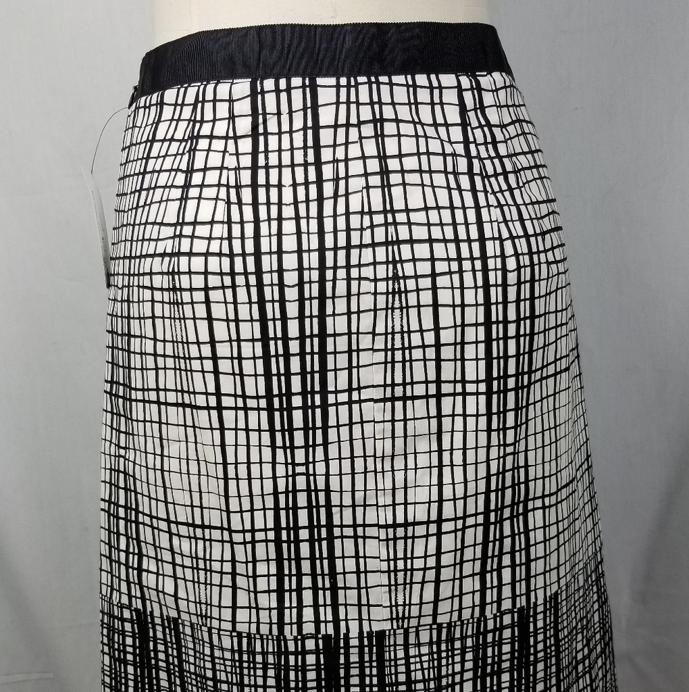 Beautiful Black & White Skirt Unique Style NWT